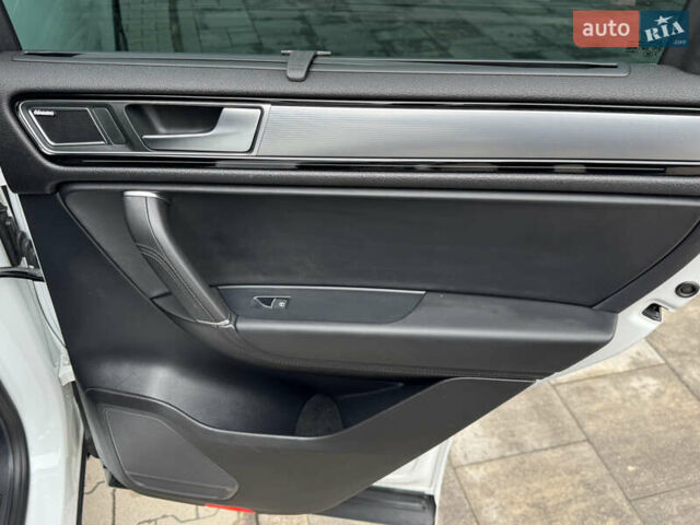 Белый Фольксваген Туарег, объемом двигателя 2.97 л и пробегом 418 тыс. км за 22900 $, фото 31 на Automoto.ua