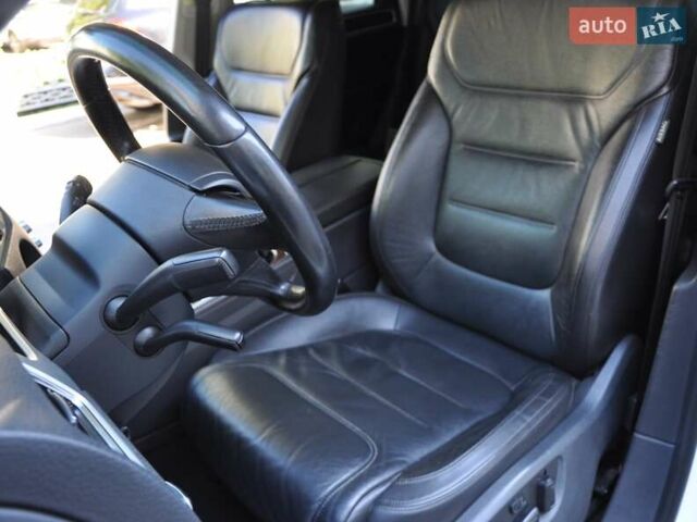 Белый Фольксваген Туарег, объемом двигателя 2.97 л и пробегом 263 тыс. км за 23000 $, фото 29 на Automoto.ua