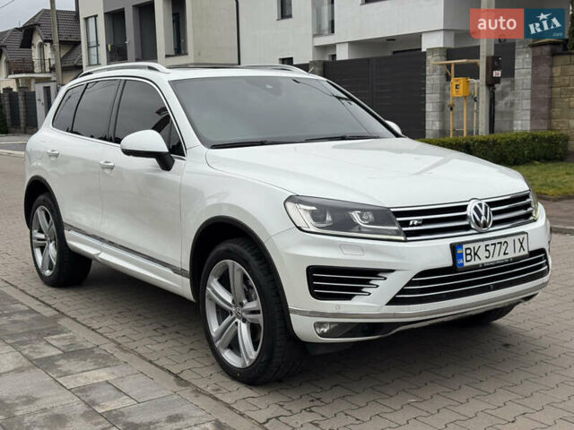 Белый Фольксваген Туарег, объемом двигателя 2.97 л и пробегом 418 тыс. км за 22900 $, фото 2 на Automoto.ua