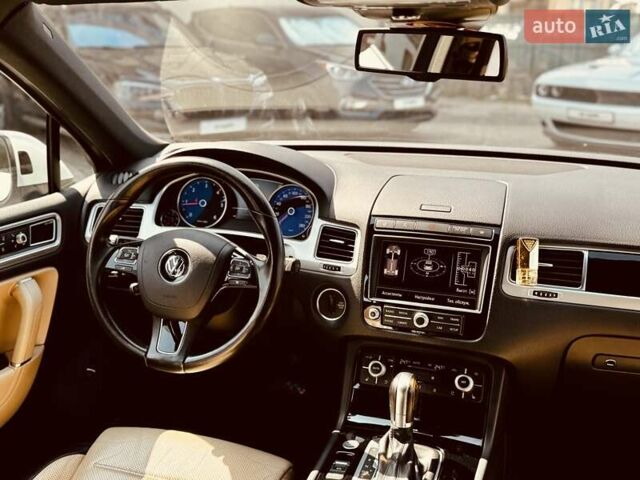 Белый Фольксваген Туарег, объемом двигателя 2.97 л и пробегом 172 тыс. км за 31500 $, фото 23 на Automoto.ua
