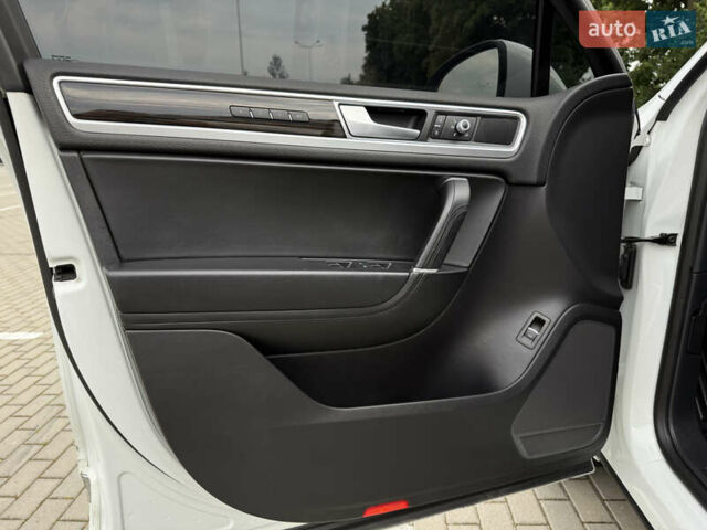 Білий Фольксваген Туарег, об'ємом двигуна 3 л та пробігом 135 тис. км за 32900 $, фото 28 на Automoto.ua