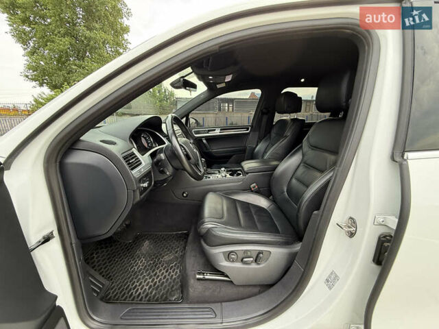 Білий Фольксваген Туарег, об'ємом двигуна 3 л та пробігом 135 тис. км за 32900 $, фото 24 на Automoto.ua