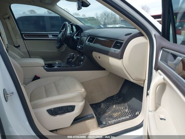 Белый Фольксваген Туарег, объемом двигателя 3 л и пробегом 196 тыс. км за 18900 $, фото 5 на Automoto.ua