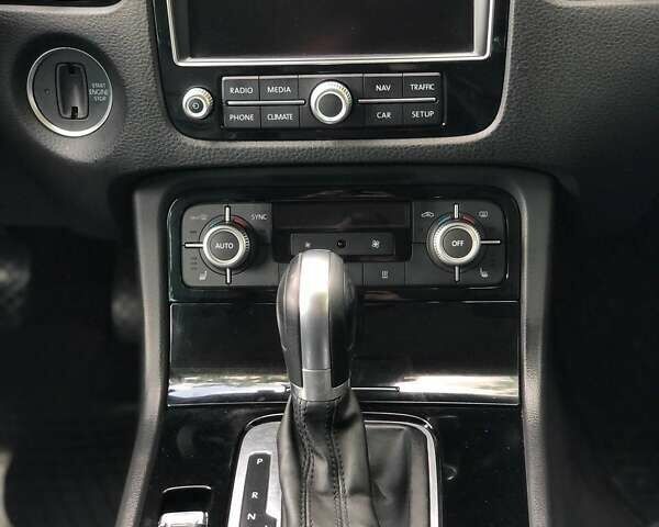 Білий Фольксваген Туарег, об'ємом двигуна 3 л та пробігом 222 тис. км за 24999 $, фото 25 на Automoto.ua