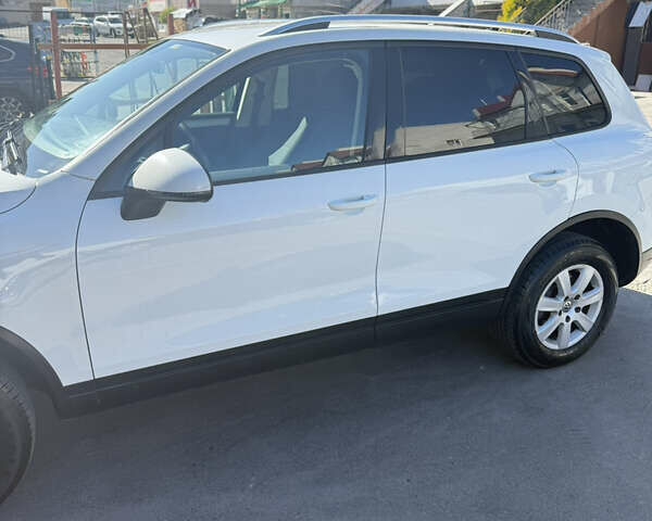 Білий Фольксваген Туарег, об'ємом двигуна 2.97 л та пробігом 265 тис. км за 25500 $, фото 2 на Automoto.ua