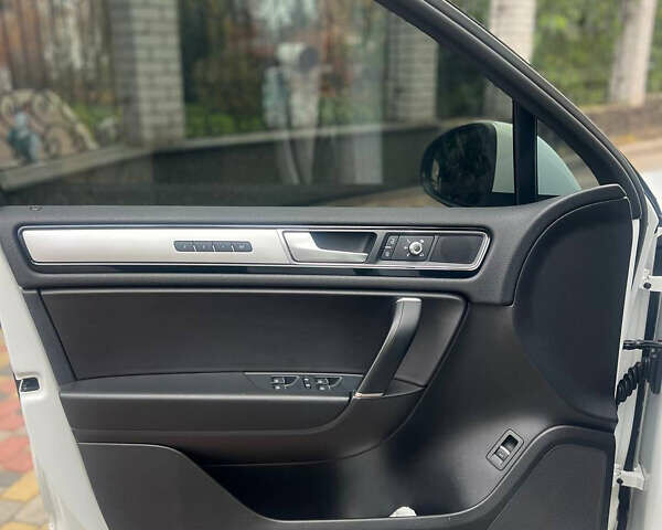 Белый Фольксваген Туарег, объемом двигателя 2.97 л и пробегом 188 тыс. км за 29200 $, фото 10 на Automoto.ua