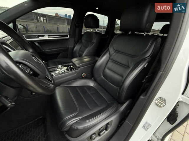 Білий Фольксваген Туарег, об'ємом двигуна 3 л та пробігом 135 тис. км за 32900 $, фото 30 на Automoto.ua