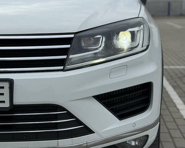 Білий Фольксваген Туарег, об'ємом двигуна 3 л та пробігом 135 тис. км за 32900 $, фото 22 на Automoto.ua