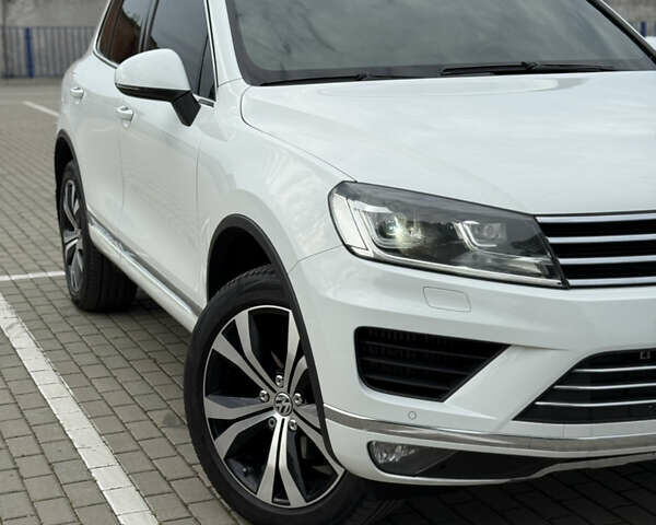 Білий Фольксваген Туарег, об'ємом двигуна 3 л та пробігом 135 тис. км за 32900 $, фото 10 на Automoto.ua