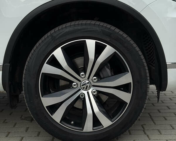 Білий Фольксваген Туарег, об'ємом двигуна 3 л та пробігом 135 тис. км за 32900 $, фото 19 на Automoto.ua