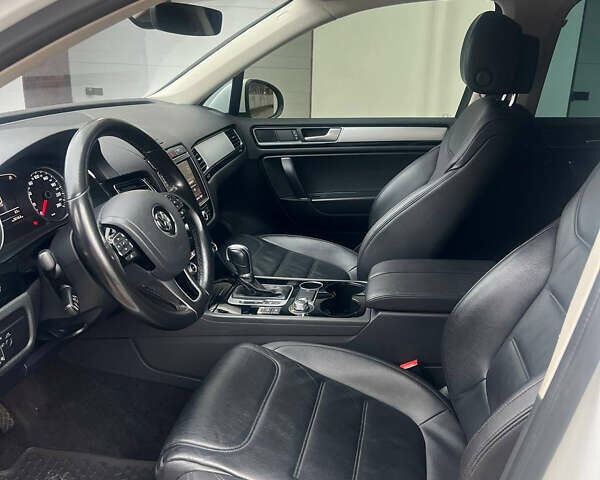 Белый Фольксваген Туарег, объемом двигателя 2.97 л и пробегом 188 тыс. км за 29200 $, фото 11 на Automoto.ua