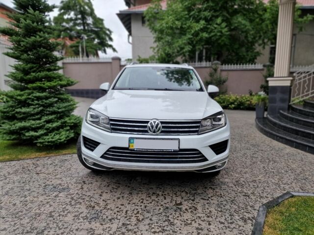 Белый Фольксваген Туарег, объемом двигателя 3 л и пробегом 105 тыс. км за 31288 $, фото 1 на Automoto.ua