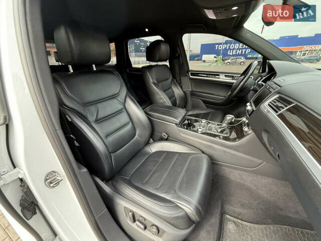 Білий Фольксваген Туарег, об'ємом двигуна 3 л та пробігом 135 тис. км за 32900 $, фото 45 на Automoto.ua