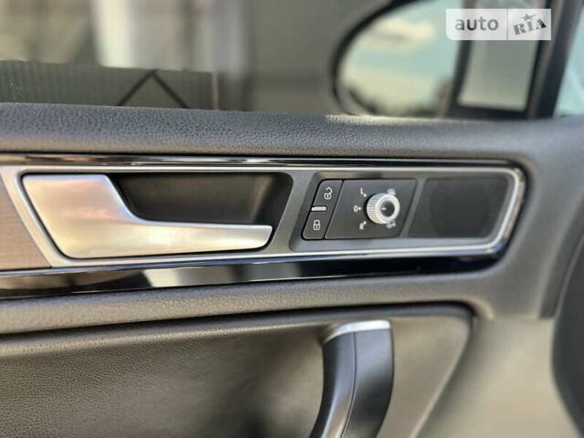 Білий Фольксваген Туарег, об'ємом двигуна 2.97 л та пробігом 300 тис. км за 21900 $, фото 31 на Automoto.ua