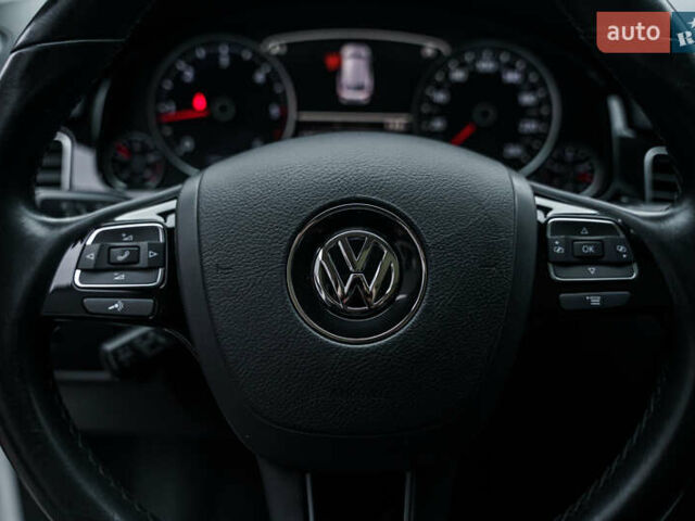 Белый Фольксваген Туарег, объемом двигателя 2.97 л и пробегом 120 тыс. км за 32000 $, фото 17 на Automoto.ua