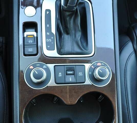 Белый Фольксваген Туарег, объемом двигателя 2.97 л и пробегом 263 тыс. км за 23000 $, фото 42 на Automoto.ua