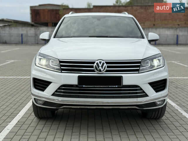 Білий Фольксваген Туарег, об'ємом двигуна 3 л та пробігом 135 тис. км за 32900 $, фото 1 на Automoto.ua