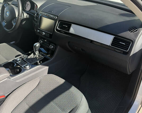 Білий Фольксваген Туарег, об'ємом двигуна 2.97 л та пробігом 265 тис. км за 25500 $, фото 6 на Automoto.ua