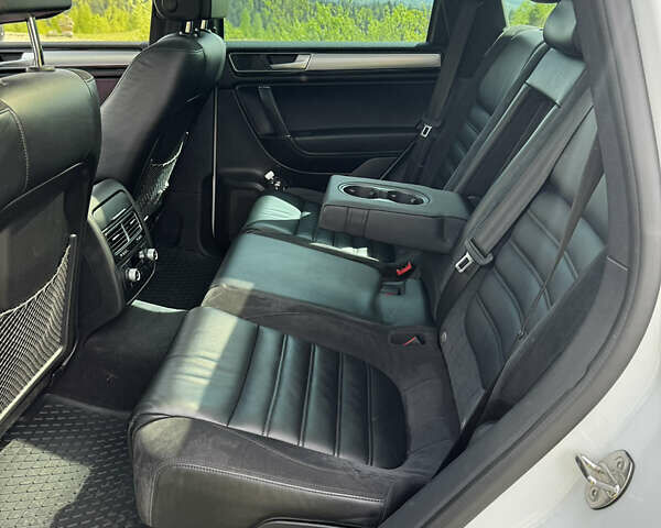 Белый Фольксваген Туарег, объемом двигателя 3 л и пробегом 196 тыс. км за 35000 $, фото 5 на Automoto.ua