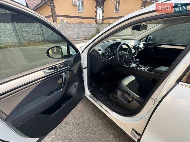 Фольксваген Туарег 2016 в Киеве на Automoto.ua Белый Фольксваген Туарег, объемом двигателя 3 л и пробегом 180 тыс. км за 22500 $, фото 35 на Automoto.ua