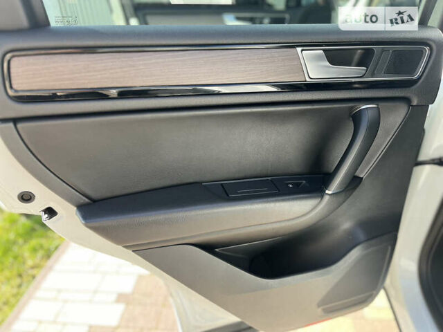 Білий Фольксваген Туарег, об'ємом двигуна 2.97 л та пробігом 300 тис. км за 21900 $, фото 33 на Automoto.ua