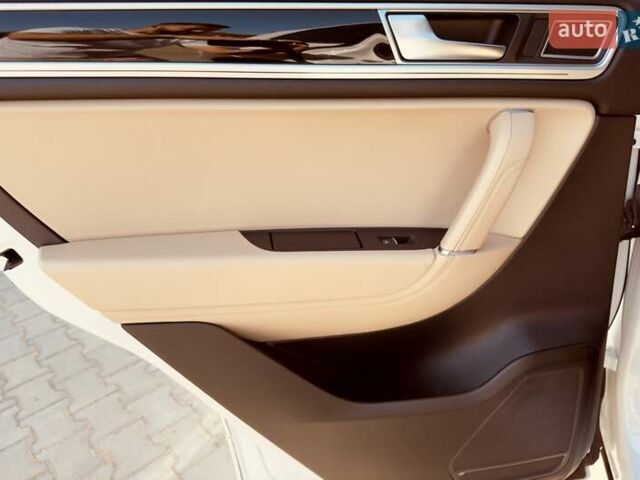 Белый Фольксваген Туарег, объемом двигателя 2.97 л и пробегом 172 тыс. км за 31500 $, фото 36 на Automoto.ua