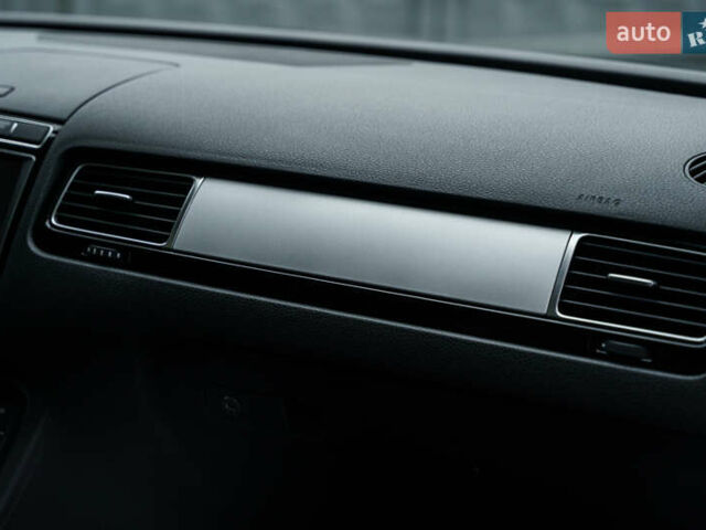 Белый Фольксваген Туарег, объемом двигателя 2.97 л и пробегом 120 тыс. км за 32000 $, фото 26 на Automoto.ua