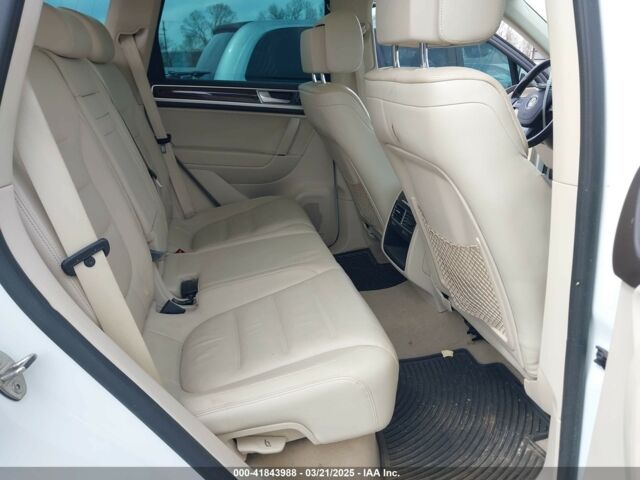 Белый Фольксваген Туарег, объемом двигателя 3 л и пробегом 196 тыс. км за 18900 $, фото 8 на Automoto.ua