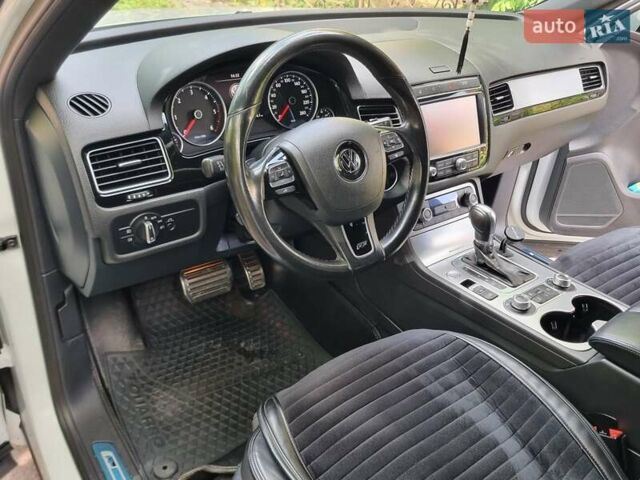 Белый Фольксваген Туарег, объемом двигателя 2.97 л и пробегом 237 тыс. км за 31000 $, фото 9 на Automoto.ua