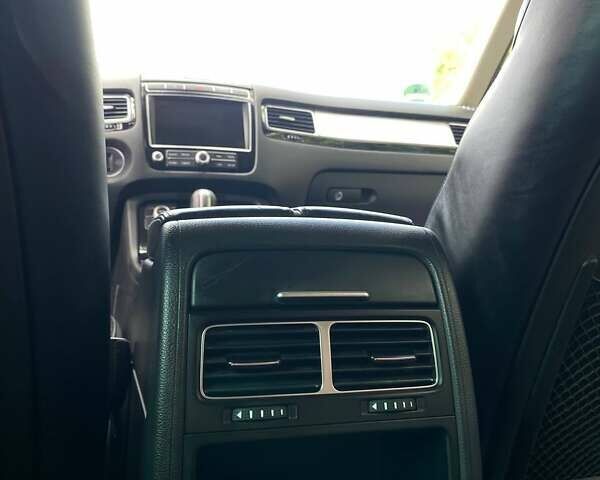 Білий Фольксваген Туарег, об'ємом двигуна 3 л та пробігом 222 тис. км за 24999 $, фото 3 на Automoto.ua