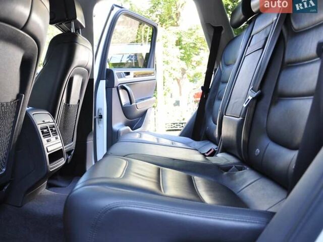 Белый Фольксваген Туарег, объемом двигателя 2.97 л и пробегом 263 тыс. км за 23000 $, фото 19 на Automoto.ua