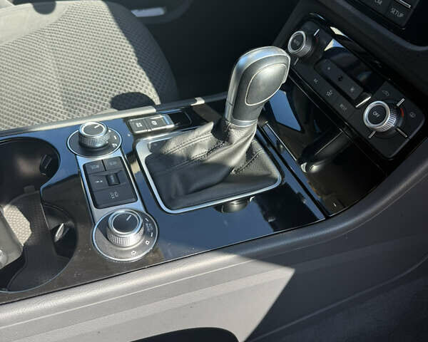 Білий Фольксваген Туарег, об'ємом двигуна 2.97 л та пробігом 265 тис. км за 25500 $, фото 7 на Automoto.ua