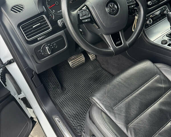 Білий Фольксваген Туарег, об'ємом двигуна 3 л та пробігом 131 тис. км за 34800 $, фото 19 на Automoto.ua