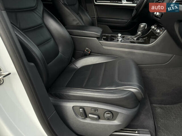 Білий Фольксваген Туарег, об'ємом двигуна 3 л та пробігом 135 тис. км за 32900 $, фото 47 на Automoto.ua