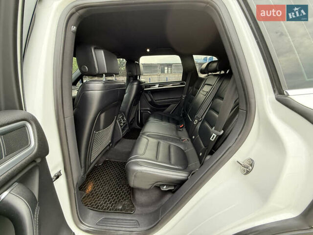 Білий Фольксваген Туарег, об'ємом двигуна 3 л та пробігом 135 тис. км за 32900 $, фото 32 на Automoto.ua