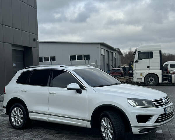 Білий Фольксваген Туарег, об'ємом двигуна 3 л та пробігом 131 тис. км за 34800 $, фото 2 на Automoto.ua