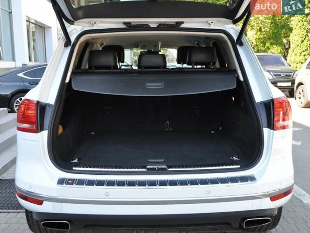 Белый Фольксваген Туарег, объемом двигателя 2.97 л и пробегом 263 тыс. км за 23000 $, фото 5 на Automoto.ua