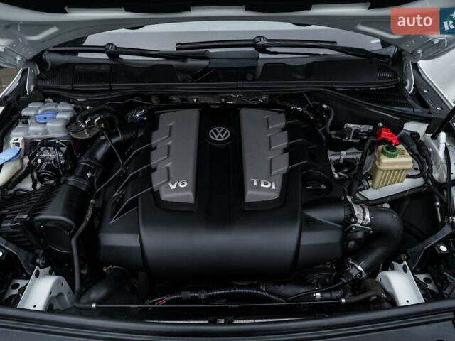 Белый Фольксваген Туарег, объемом двигателя 2.97 л и пробегом 120 тыс. км за 32000 $, фото 40 на Automoto.ua