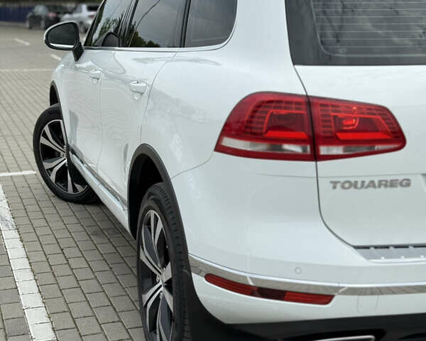 Білий Фольксваген Туарег, об'ємом двигуна 3 л та пробігом 135 тис. км за 32900 $, фото 14 на Automoto.ua