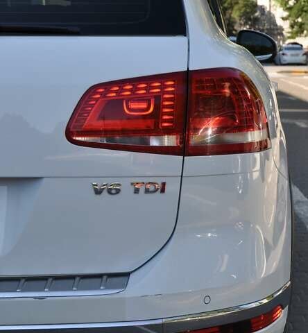 Белый Фольксваген Туарег, объемом двигателя 2.97 л и пробегом 263 тыс. км за 23000 $, фото 8 на Automoto.ua