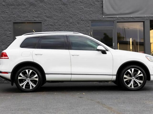 Білий Фольксваген Туарег, об'ємом двигуна 3 л та пробігом 76 тис. км за 12300 $, фото 4 на Automoto.ua