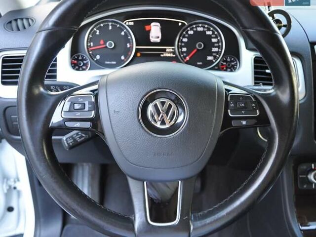 Белый Фольксваген Туарег, объемом двигателя 2.97 л и пробегом 263 тыс. км за 23000 $, фото 32 на Automoto.ua