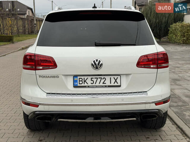 Белый Фольксваген Туарег, объемом двигателя 2.97 л и пробегом 418 тыс. км за 22900 $, фото 5 на Automoto.ua