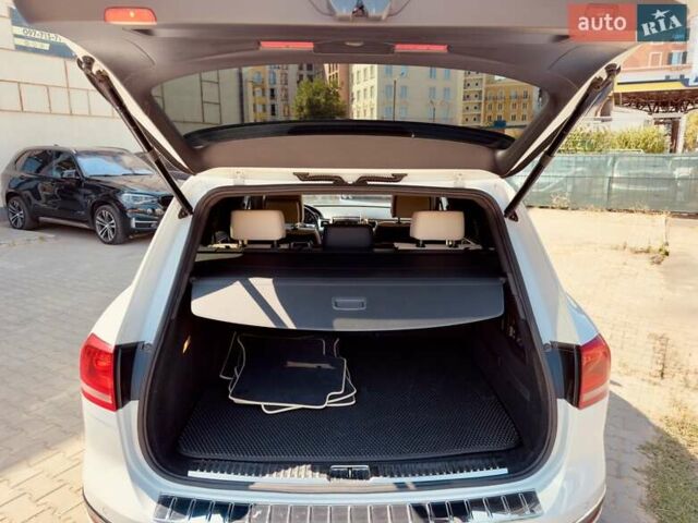 Белый Фольксваген Туарег, объемом двигателя 2.97 л и пробегом 172 тыс. км за 31500 $, фото 39 на Automoto.ua