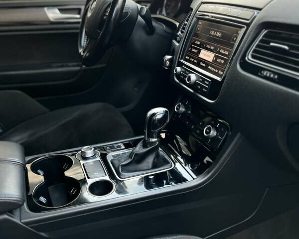 Білий Фольксваген Туарег, об'ємом двигуна 2.97 л та пробігом 300 тис. км за 21900 $, фото 26 на Automoto.ua