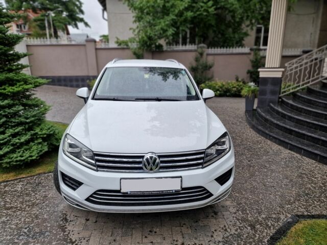 Белый Фольксваген Туарег, объемом двигателя 3 л и пробегом 105 тыс. км за 31288 $, фото 2 на Automoto.ua