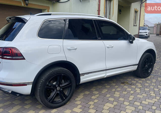 Білий Фольксваген Туарег, об'ємом двигуна 2.97 л та пробігом 250 тис. км за 32500 $, фото 1 на Automoto.ua