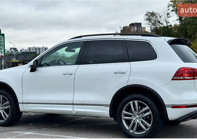 Білий Фольксваген Туарег, об'ємом двигуна 3 л та пробігом 192 тис. км за 31000 $, фото 4 на Automoto.ua