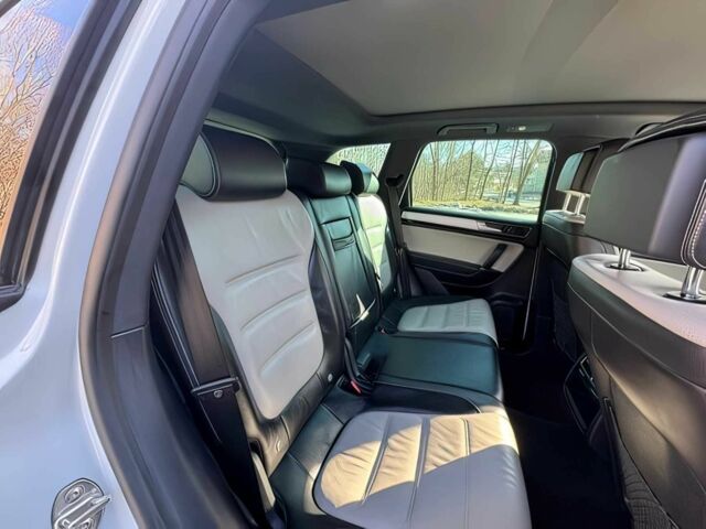 Білий Фольксваген Туарег, об'ємом двигуна 3 л та пробігом 57 тис. км за 8000 $, фото 12 на Automoto.ua