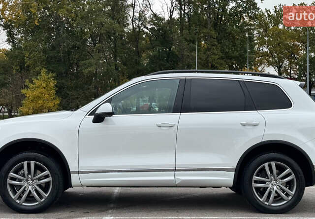 Білий Фольксваген Туарег, об'ємом двигуна 3 л та пробігом 192 тис. км за 31000 $, фото 3 на Automoto.ua